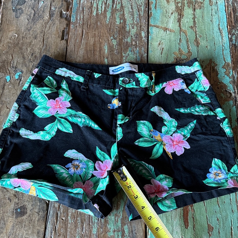 Old Navy Women's Black Tropical Floral Shorts - Picture 4 of 8